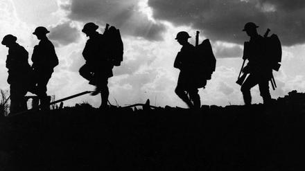 Britische Soldaten marschieren 1915 zur Front bei Ypern.