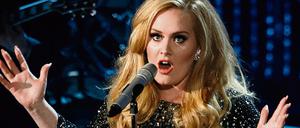 Adele singt 2013 ihren Song "Skyfall" bei den 85. Academy Awards in Hollywood. An diesem Abend wurde sie für den James-Bond-Song mit einem Oscar ausgezeichnet.