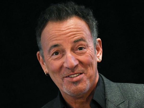 Bruce Springsteen blickt am 20.10.2016 zu Beginn eines Pressegesprächs in Frankfurt am Main (Hessen) in die Runde. 