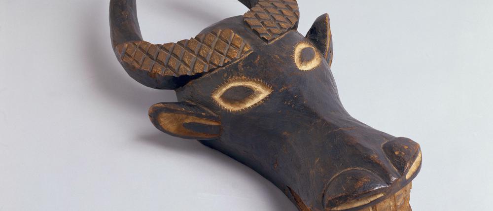 Büffelmaske aus Bamum, dem Kameruner Grasland. Sie befindet sich heute im Brücke Museum.