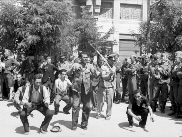 Progrom vom 11. Juli 1942: Auf dem Plateia Eleftherias werden Juden zusammengetrieben, von SS-Leuten gedemütigt.