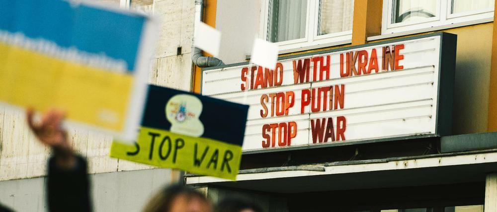 Ein Kino am Rande des Kölner Rosenmontags-Protestzugs gegen den Krieg in der Ukraine.