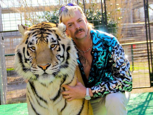 Joe Exotic kuschelt seinen Tiger.