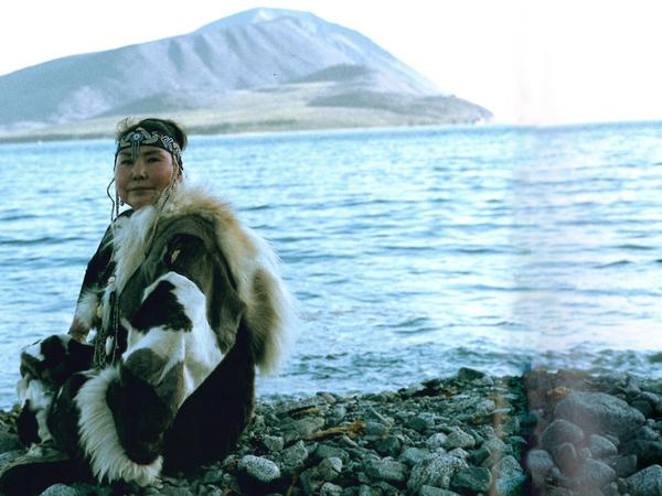 "Beglückend sind die Menschen," sagt Ulrike Ottinger über ihre Reisen. Hier eine Bewohnerin Kamtschatkas in traditioneller Kleidung.