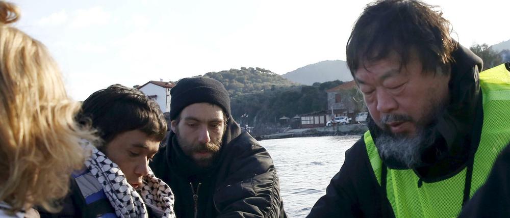 Der chinesische Künstler Ai Weiwei (rechts) mit Flüchtlingen auf der griechischen Insel Lesbos