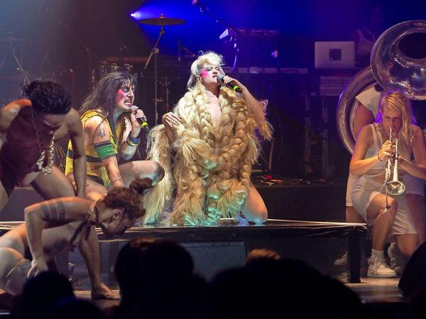 Peaches im Haarmantel bei ihrer "There is only one Peach"-Show.