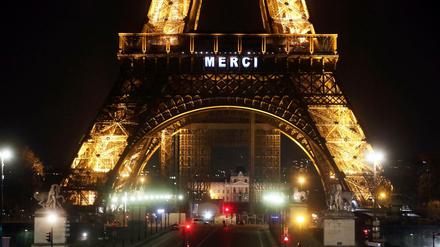Aus Solidarität mit den Helferinnen und Helfern im Kampf gegen die Corona-Pandemie wird der Pariser Eiffelturm künftig jeden Abend in besonderem Licht erstrahlen. Ab Freitag soll immer um 20 Uhr das Wort «Merci» an das Pariser Wahrzeichen projiziert werden.