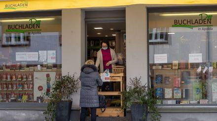 Selbstabholerin bei einer Buchhandlung in Apolda, Thüringen. ,