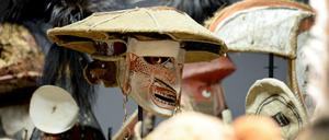 Masken, Ahnenpfählen und Tierfiguren aus Ozeanien kurz vor ihrem Umzug aus dem Ethnologischen Museum ins Humboldt-Forum. Bei vielen Objekten in völkerkundlichen Sammlungen ist die Herkunft nicht genau geklärt. 