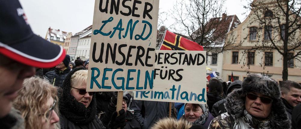 Eine Demo des Bürgervereins "Zukunft Heimat" gegen Flüchtlinge am 17. März in Cottbus. 