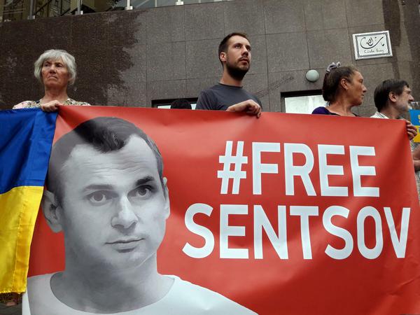 Demonstrierende halten im Juli vor dem Generalkonsulat von Russland im ukrainischen Odessa ein Banner mit der Aufschrift "Befreit Senzow". 