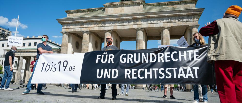 Demonstranten der Initiative „1bis19“ in Berlin fordern klare und sinnvolle Maßnahmen im Vorgehen gegen die Pandemie. 
