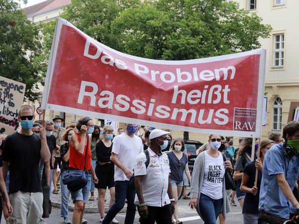 Demonstration gegen Rassismus zum Gedenken der Opfer von Hanau.