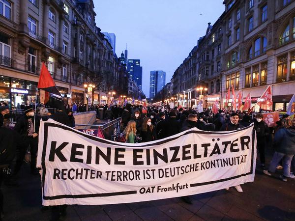 Menschen demonstrieren gegen Rechtsterrorismus am Donnerstag in Frankfurt am Main.