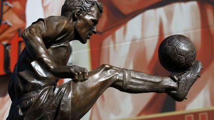 Dennis Bergkamp's statue was unveiled at the Emirates on Sunday.