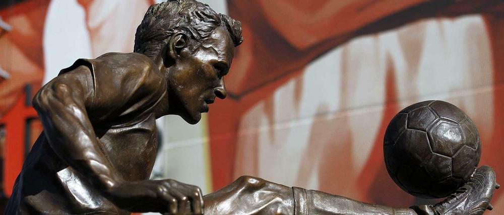 Dennis Bergkamp's statue was unveiled at the Emirates on Sunday.