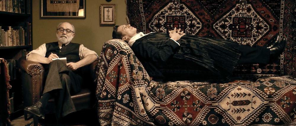 Siegmund Freud (Karl Fischer) und sein adeliger Vampir-Patient (Tobias Moretti).
