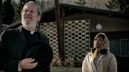 Der ominöse Father Flynn (Jeff Bridges) und die Soulsängerin Darlene Sweet (Cynthia Erivo) gehen eine unheilige Allianz ein.