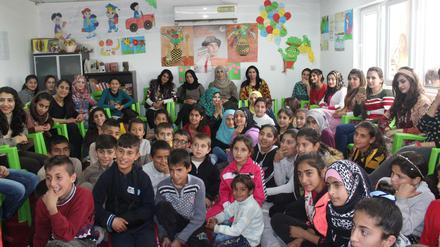 Glückliche syrische Kinder in einem Flüchtlingslager bei Erbil im Irak. Die Kinder hatten großen Spaß an den Geschichten, die die irakischen Frauen geschrieben hatten. 