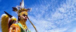 Heute werben die Bundesstaaten Kanadas mit der Kultur der First Nations,. wie hier in Manitoba, wo sich Ureinwohner zu einer religiösen Zeremonie treffen. Noch im 20. Jahrhundert wurde den Kindern die kulturelle Identität mit Gewalt ausgetrieben. 