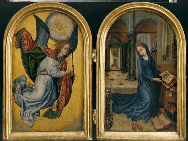 Noch sind die Welten getrennt. Diptychon eines Meisters um 1500, mit auf Goldgrund herbeischwebendem Engel. Maria am Betstuhl hat ihre Schuhe abgestreift. 