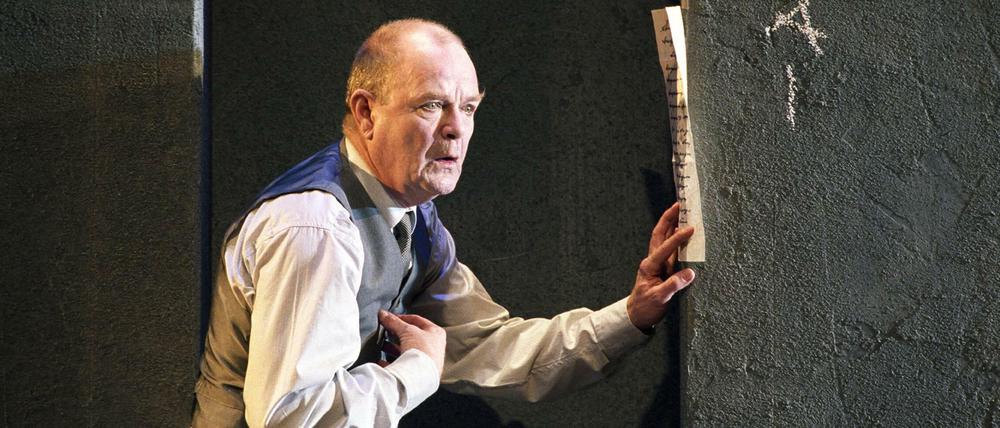Dieter Mann als Als Malvolio in „Was Ihr Wollt“ 2002 im Deutschen Theater Berlin.  
