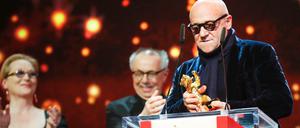 Gefeiert von Meryl Streep und Dieter Kosslick: Dokumentarfilmer Gianfranco Rosi nahm den Goldenen Bären entgegen.