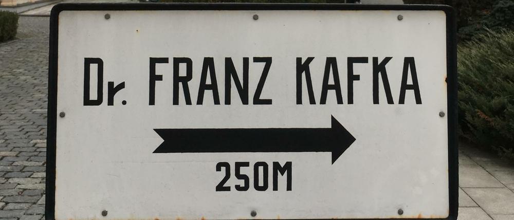 Da geht's zu Kafka. Schild vor dem Neuen Jüdischen Friedhof in Prag.