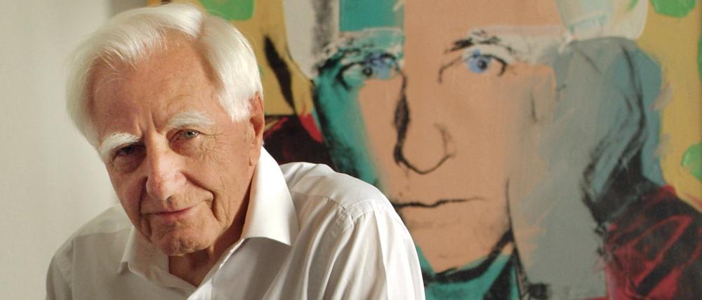 Erich Marx 2005 in seinem Berliner Büro, vor dem Porträt, das Andy Warhol von ihm gemalt hat. 