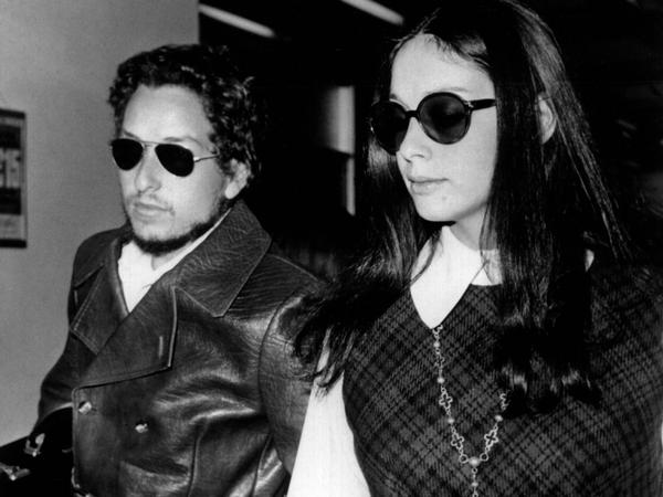 "I just kept looking on the side of her face." Bob Dylan (links) konnte die Augen nicht von dem Model und Playboy-Bunny Sara Lowndes (rechts) lassen. Das Paar war zwölf Jahre verheiratet. Gegen Ende schrieb Dylan mit "Tangled Up In Blue" einen Song über die Beziehung.
