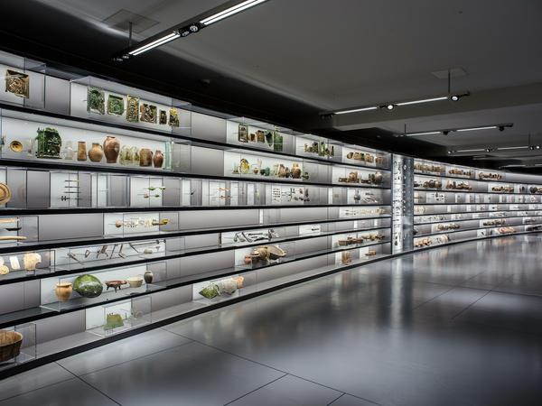 Blickfang. Die Alltagswand mit 1300 Objekten aus 1100 Jahren im dritten Stock.