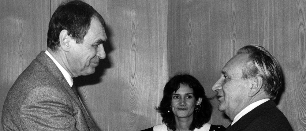 Der ehemalige Bundesminister Egon Bahr (r, SPD) trifft 1988 den russischen Regisseur Alexander Askoldow. 