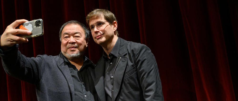 Ai Weiwei und Daniel Kehlmann bei der Vorstellung der Autobiografie Weiweis "1000 Jahre Leid und Freud" im Berliner Ensemble. 