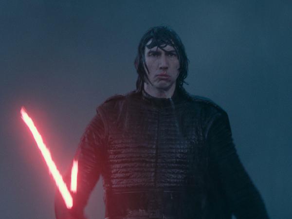 Kylo Ren (Adam Drive) versucht, Rey auf die dunkel Seite der Macht zu locken. 