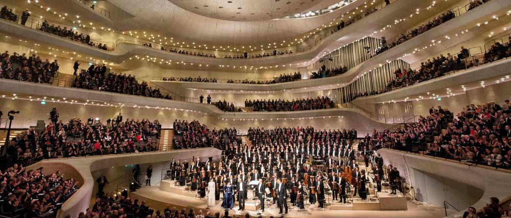 Auch die Stille kling hier anders: Thomas Hengelbrock und das NDR Elbphilharmonie Orchester am Eröffnungsabend im Januar. F