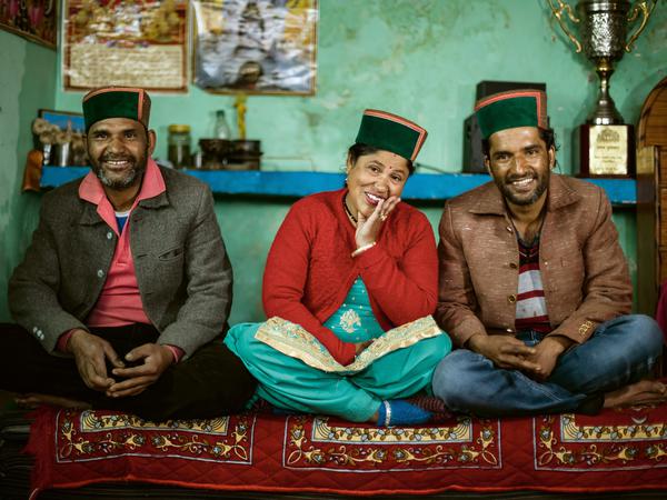 Jitendra (40), Rattna (38) und Sadnam (38) aus Indien leben im Kinnaur Valley, einem abgelegenen Tal im Himalaya. Es ist einer der letzten Orte auf der Welt wo noch die Polyandrie praktiziert wird – der Brauch, bei dem eine Frau mehrere Ehemänner hat.