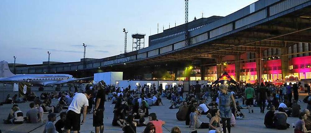 Eine Institution. Das Berlin Festival gibt es schon seit zehn Jahren, vom ehemaligen Flughafen Tempelhof (im Bild) ist man mittlerweile an die Arena in Treptow weiter gezogen. 