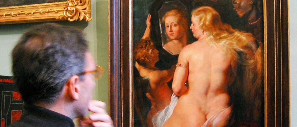 Der Barockmaler Peter Paul Rubens ist berühmt für seine Aktdarstellungen. Hier eine Blick in eine Rubens-Ausstellung in Wien. 