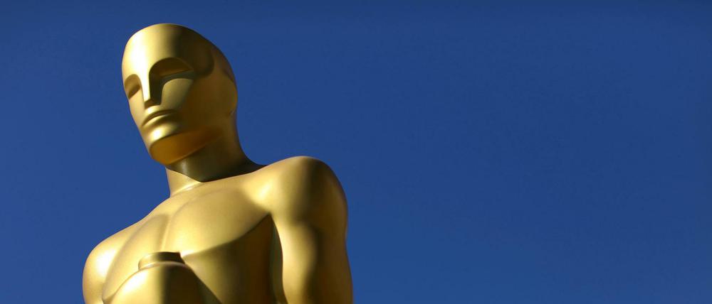 Die Oscars bekommen einen neuen Anstrich. Hier trocknet die Goldfarbe gerade unter der kalifornischen Sonne.