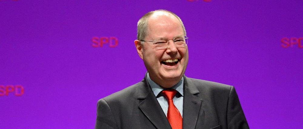 Lustig drauf. Wer so ein tolles Wahlkampfmotto hat wie Peer Steinbrück, lacht immer ausgelassen.