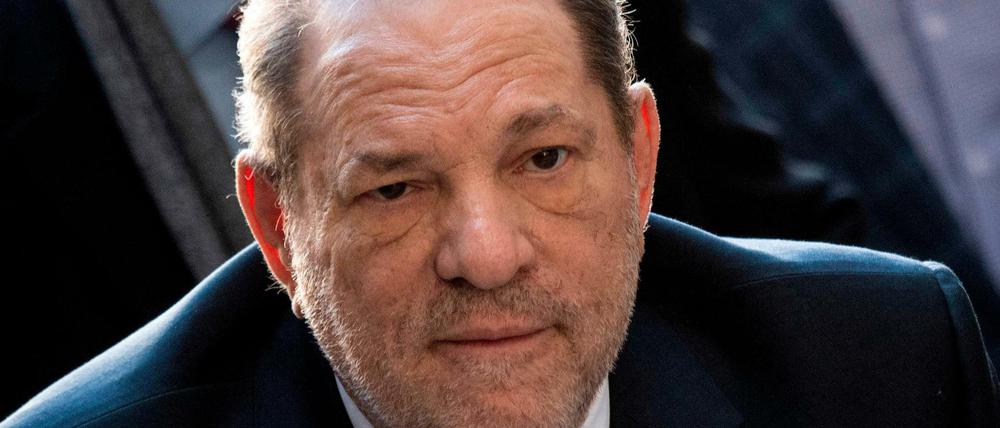 Harvey Weinstein erscheint zum Prozesstermin