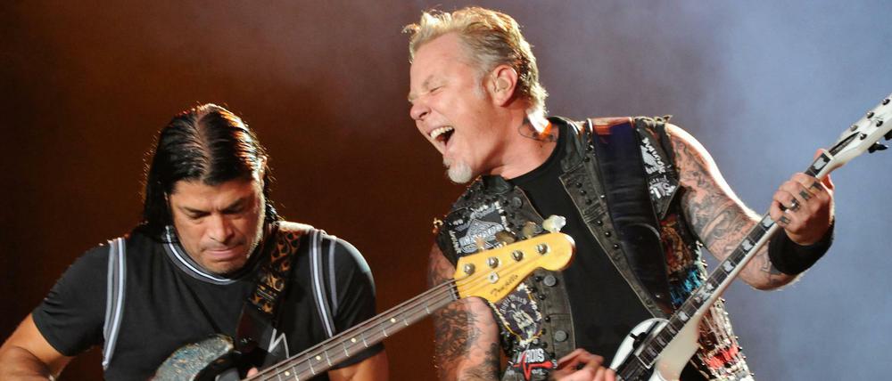 Musiker Robert Trujillo (l.) und James Hetfield von Metallica.