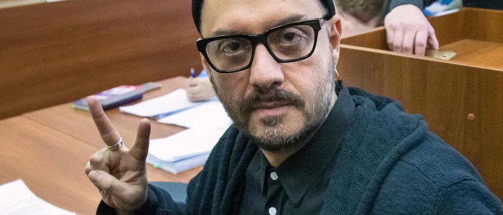 Der russische Theater- und Filmregisseur Kirill Serebrennikow zeigt vor Beginn seiner Gerichtsverhandlung das Victory-Zeichen. 