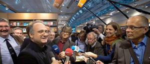 Jörg Bong, Programmgeschäftsführer des Fischer-Verlages, am Buchmesse-Stand, kurz nach Bekanntgabe des Literaturnobelpreises für Alice Munro
