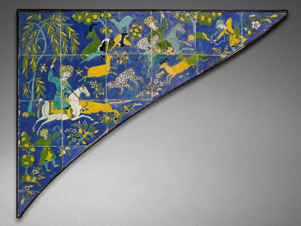 Fliesenpanel für einen Bogenzwickel, Jagdidyll im Park, Irdenware, bemalt in „cuerdaseca“-Technik mit Glasurfarben auf weißem Grund, Isfahan (?), Iran, 17. Jh., 