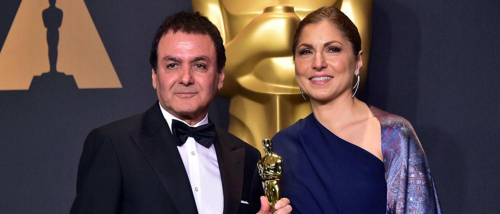 Die iranisch-amerikanischen NASA-Mitarbeiter Firouz Naderi (L) und Anousheh Ansari nehmen den Oscar für Asghar Farhadis 'The Salesman' entgegen. 
