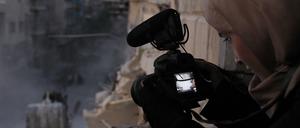 Trümmerfrauen im 21. Jahrhundert. Eine junge Afghanin mit Kamera.