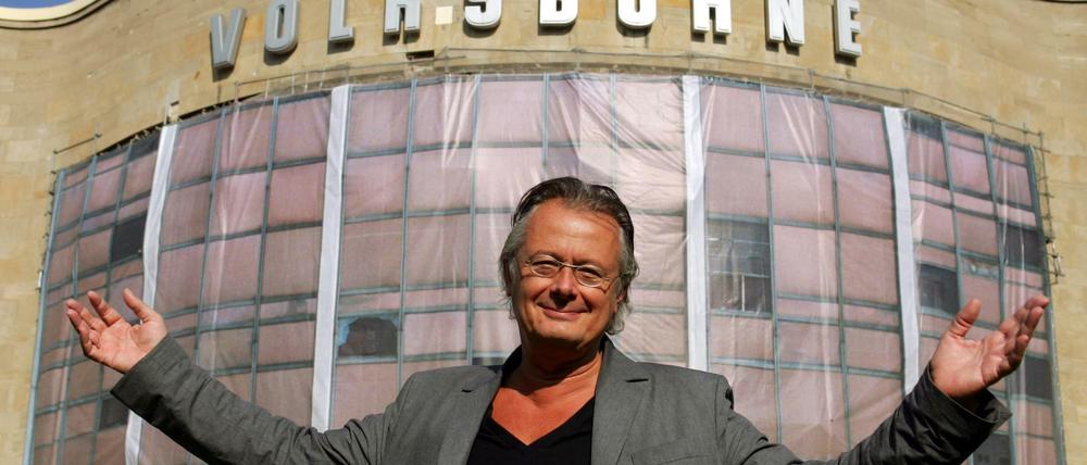 Ein Bild aus sonnigen Tagen. Frank Castorf 2006 vor seinem Haus, der Berliner Volksbühne. 