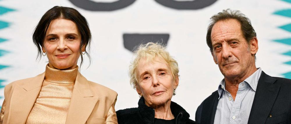 Claire Denis (M) auf der Berlinale, in Begleitung ihrer Hauptdarsteller Juliette Binoche und Vincent Lindon.
