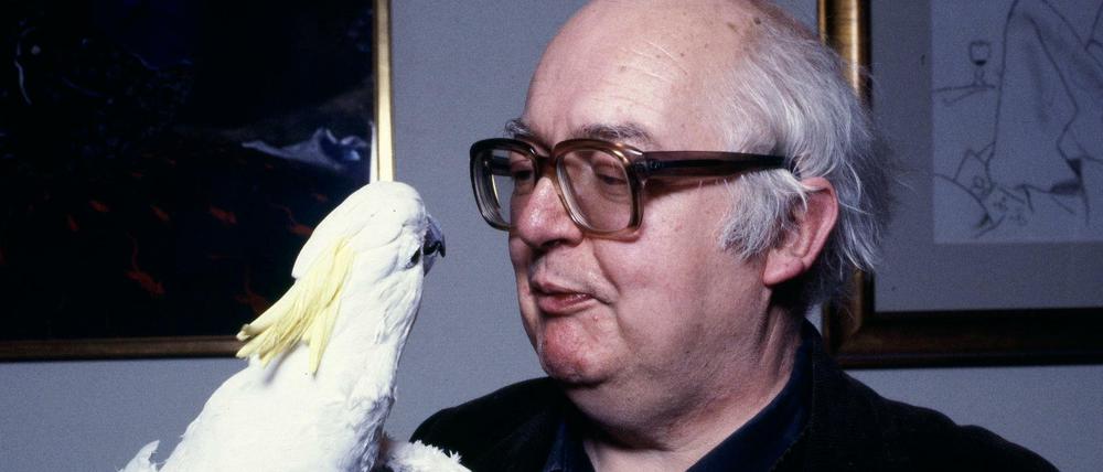 Friedrich Dürrenmatt, 1980 mit seinem Kakadu Lulu. 
